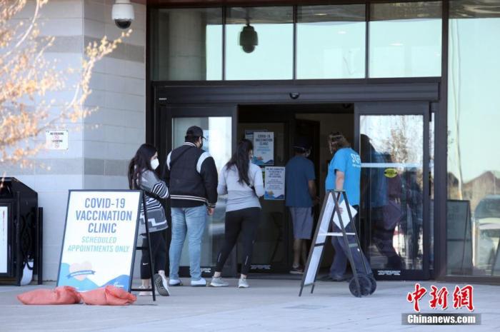 资料图：当地时间5月12日，加拿大多伦多，民众在一处作为新冠疫苗接种点的社区中心排队等候接种疫苗。中新社记者 余瑞冬 摄